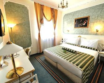 Queen's Astoria Design Hotel - Belgrado - Habitación