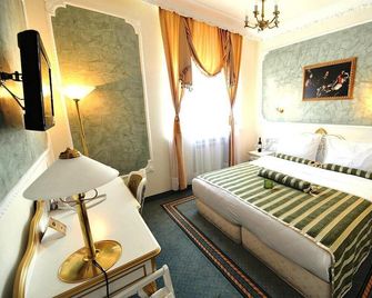 Queen's Astoria Design Hotel - Belgrade - Bedroom