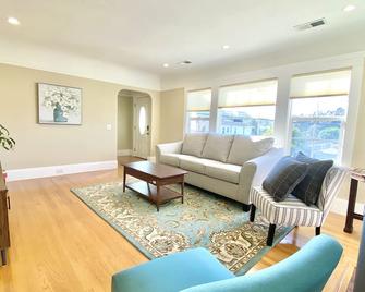 Lovely 3 bedroom house for 6 people Near SFO SF Bay Area Newly updated - San Bruno - Living room