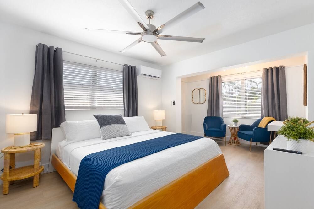 Stylish East Lauderdale Efficiency. 1 Mile to Beach! Comfy King Bed, Beach Gear - فورت لاودردال - غرفة نوم