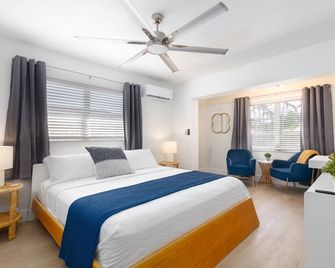 Stylish East Lauderdale Efficiency. 1 Mile to Beach! Comfy King Bed, Beach Gear - فورت لاودردال - غرفة نوم