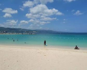 Montego Bay Island Home- Near Beach,shopping,entertainment - Montego Bay - Strand