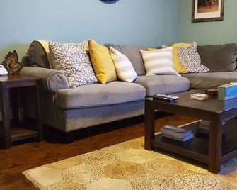 Charming Downtown Denton 4 bed/2 bath home that sleeps 8 - Denton - Living room