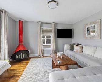 Good Karma Guesthouse - Three Oaks - Living room