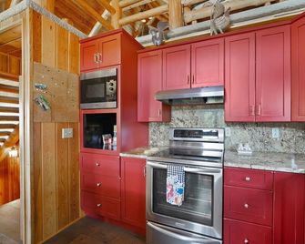 Lodge on the Boulder River | Sleeps 10 - Big Timber - Kitchen