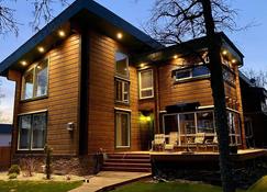 Luxury cottage living along Netley Creek in Petersfield, MB - Selkirk - Gebäude