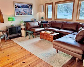 Impressive Mountain Views. Craftsman Home. Less than 10 miles to bus depot - Denali Park - Living room