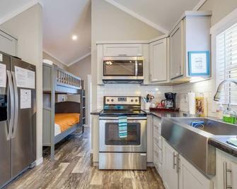 River Getaway / Fishing Dock / Kayaks / Fast Wifi - Seguin - Kitchen