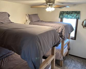 Year round cabin on level lot with dock - Ortonville - Habitación