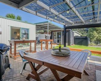 Bach Relax - Whangamata Holiday Home - Whangamata - Патіо