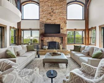 Mountainside Manor l Custom pool & movie theater! - Cleveland - Living room