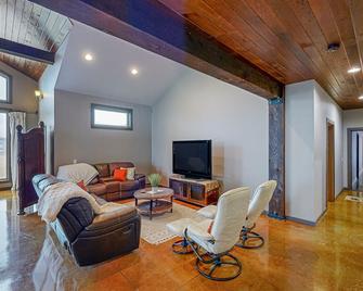 Waterfront vineyard estate with private pool and incredible Gorge views - Dallesport - Living room