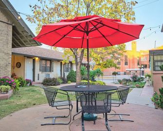 The Crest Motel - Sterling - Patio