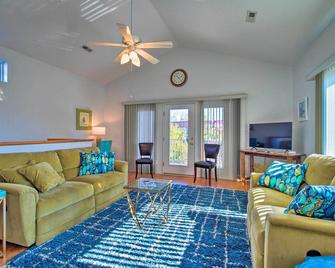 Southport Condo with Fire Pit, Deck and Private Pool - Southport - Living room