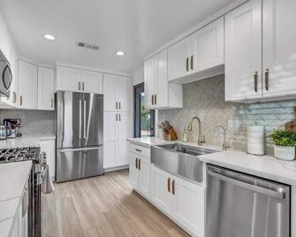 Exquisite Pool Paradise: Designer's Dream - Ontario - Kitchen