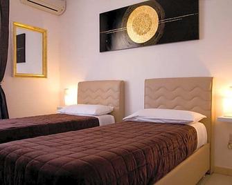 Sweet Dreams Guest House - Alghero - Bedroom