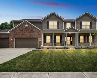 Incredibly Spacious Carmel Home with Fully Equipped Kitchen - 4700 Sq Ft! Sleeps 15! Pet Friendly! home - Carmel - Building