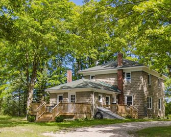 Charlevoix Renovated Farmhouse; optional Event Barn - Charlevoix - Building