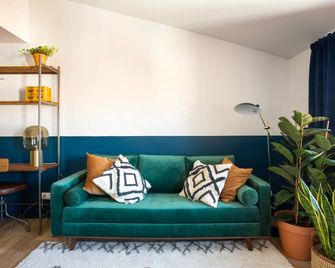 Selina Secret Garden Lisbon - Lisbon - Living room