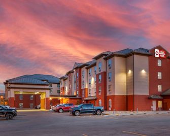 Best Western Plus Meridian Hotel - Lloydminster - Gebouw