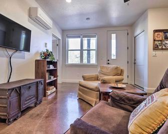 Quaint Kanab Casita - 3 Mi to the Heart of Town! - Kanab - Living room