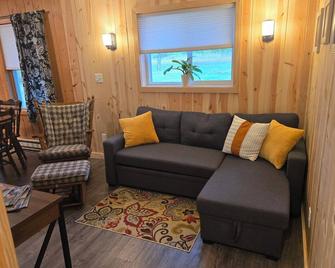 Charming 2-bedroom Rustic House with WiFi, AC and a View in Welcoming Ashland - Ashland - Вітальня