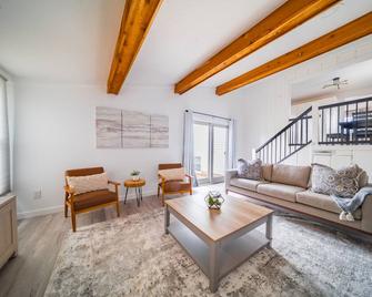 Brand New Luxurious Retreat near Downtown Vermilion and Beach - Vermilion - Living room