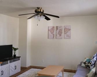 Cozy Apartment #2 Near Midland City Center - Midland - Soggiorno