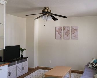 Cozy Apartment #2 Near Midland City Center - Midland - Huiskamer