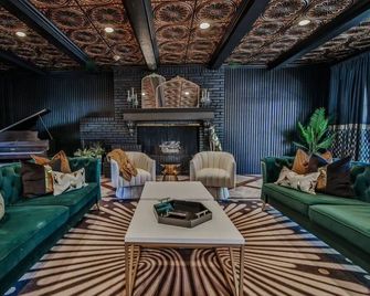 Gatsby Getaway 2 miles to TTU w/Pool+Speakeasy+Bar - Lubbock - Lounge