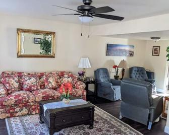 Huntsville's Commorancy - Huntsville - Living room