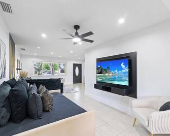 Family Vibes at Pines - Pembroke Pines - Living room