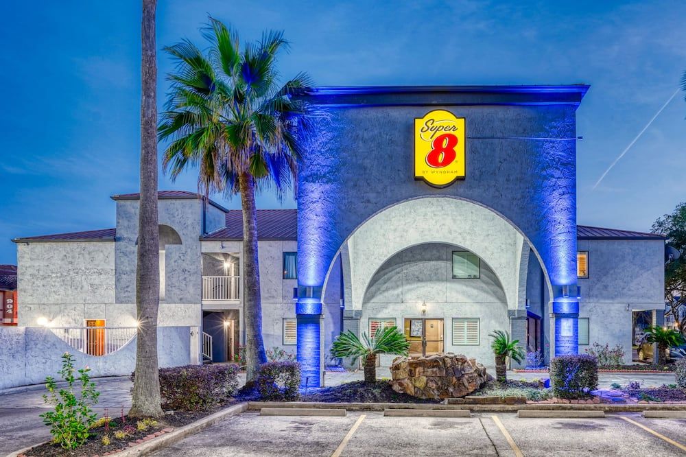 Super 8 by Wyndham Houston/Webster/Nasa from $53. Houston Hotel