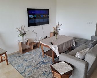 Heavenly Resort3 Oceanfront apart with great views, full kitchen, & strong Wi-Fi - أغادير - غرفة معيشة