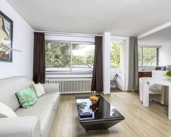 Apartment Le Corsaire-5 by Interhome - Cannes - Vardagsrum