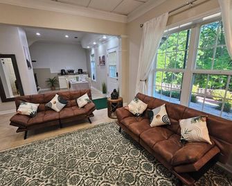 New Cottage style basement home in Lawrenceville - Lawrenceville - Living room