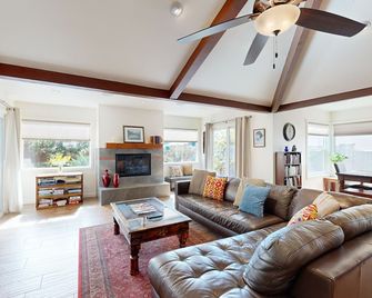 New Ventura Beach Craftsman Home by RedAwning - Ventura - Sala de estar