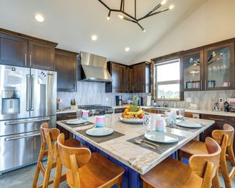 Oceanfront Home w/ Hot Tub, Sauna, 8 Mi to Newport - Newport