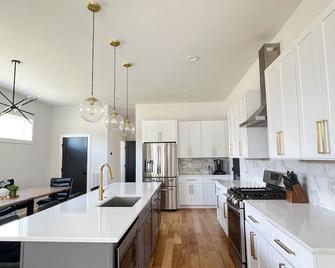 New! Downtown, Rooftop, Walkable to The Gulch, Music Row & 1M to Broadway! - Nashville - Kitchen