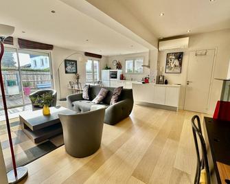 Garden level apartment in a villa in Annecy le Vieux, sleeps 4- 5 persons - Annecy - Salon