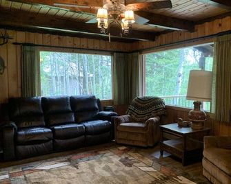 17 miles to Yellowstone, Wifi, Fire pit, Deck - Island Park - Huiskamer