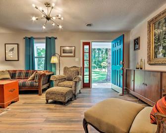 Renovated Home on Watauga River, By Boat Ramp - Elizabethton - Living room