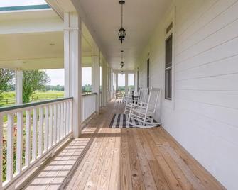 Charming Farmhouse on 11 acres - Crockett - Balcón