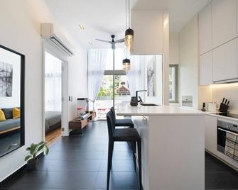 Cosy 2-bdrm partment at popular East Coast - 1 minute to Bayshore MRT station - Singapura