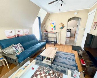 Free Wi-Fi + Fully Furnished Kitchen, Workspace - Minot - Living room
