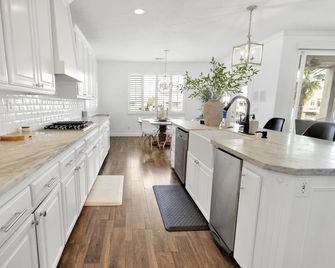 Lakefront Serenity Retreat - Victorville - Kuchyň