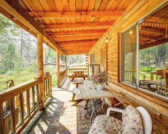 Countryside Views Family-Friendly Badger Cabin - Badger - Balcony