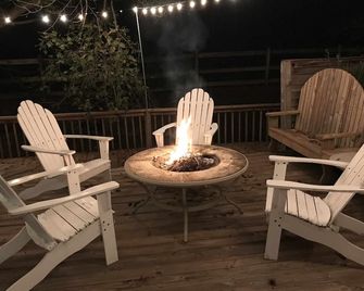 Historic 1884 Bed & Breakfast Queen Rm-Pvt Bath down hall-near Dollywood - Sevierville - Patio