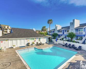 Bay View, Pool Access Romantic Galveston Retreat! - Galveston - Pileta