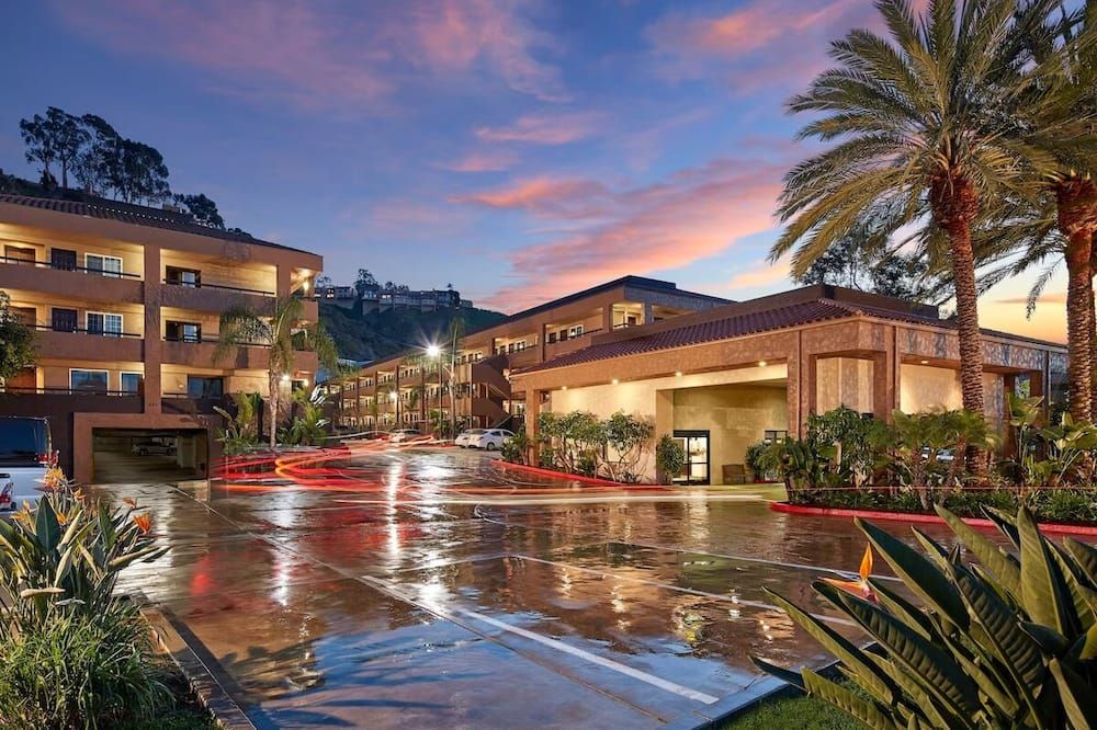 Everything You Need For The Perfect Vacation - Two Family Ready Stays - San Diego - Edificio